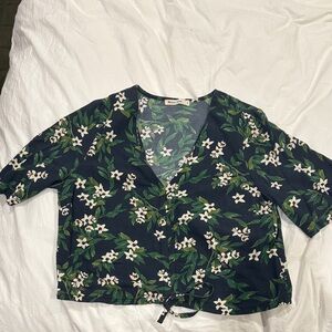 Marine Layer Navy Floral V-Neck Ruched Front Tie-Hem Cropped Blouse